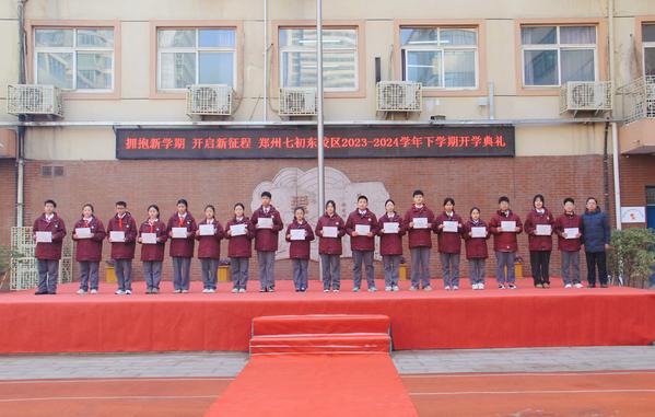 8教务处吴元军主任为学生代表颁发假期优秀作业奖